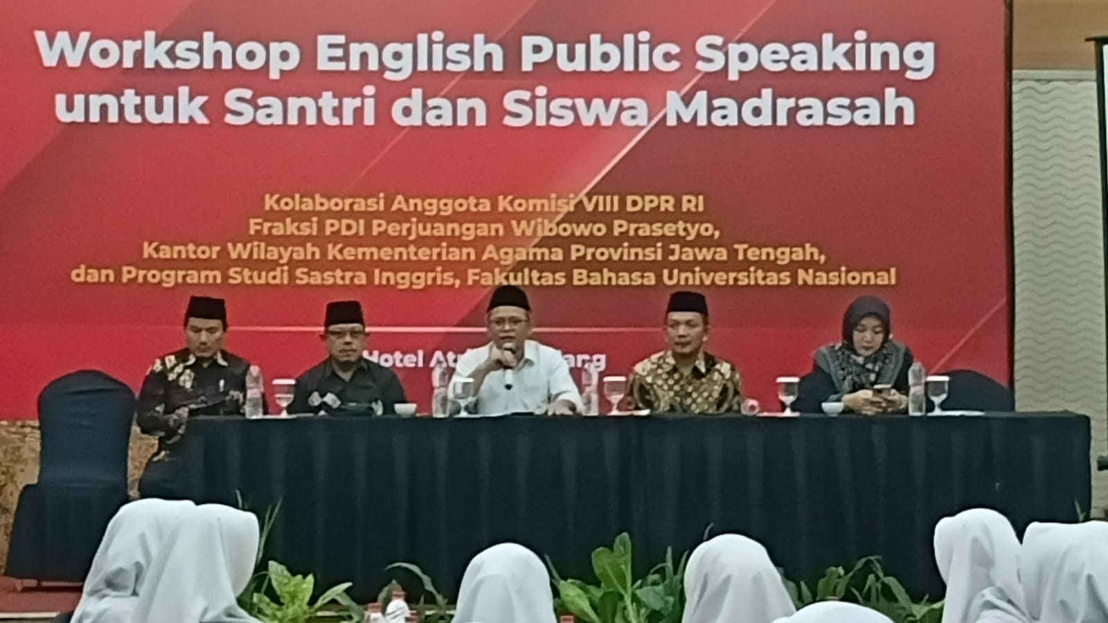 Workshop English Public Speaking Bekali Santri dan Siswa Madrasah Hadapi Dunia Global