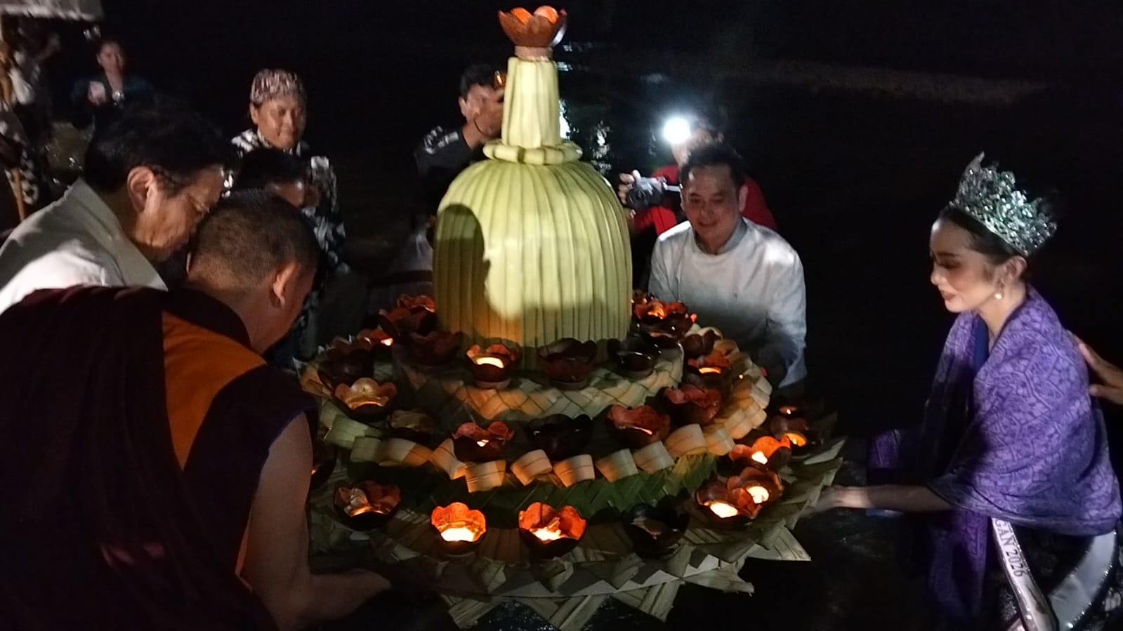 Sambut Waisak, Umat Buddha Doa Bersama dan Larung Pelita di Borobudur