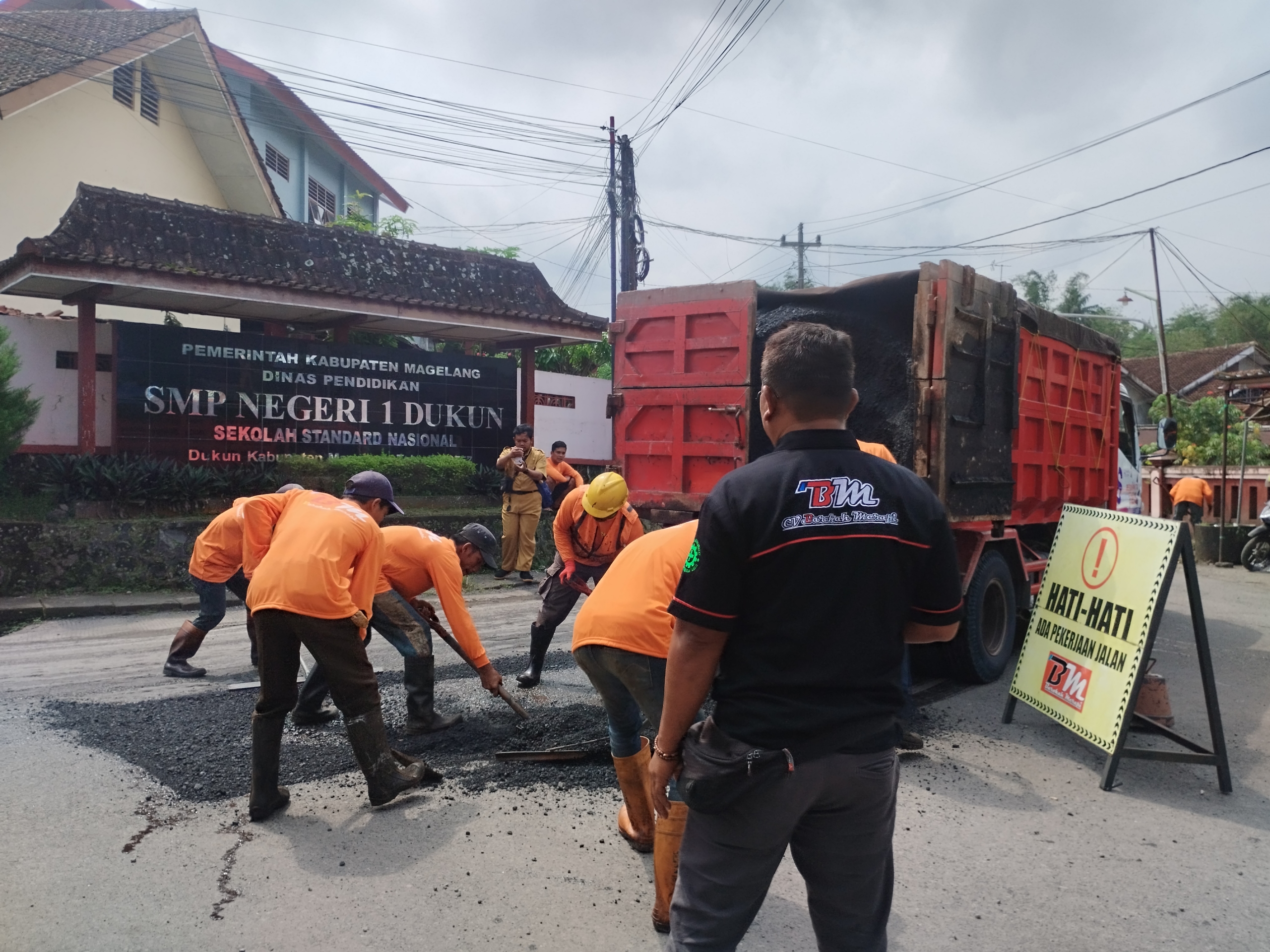 CSR CV Barokah Merapi Salurkan 60 Ton Hotmix, Perbaiki Jalur Evakuasi Merapi Muntilan–Keningar