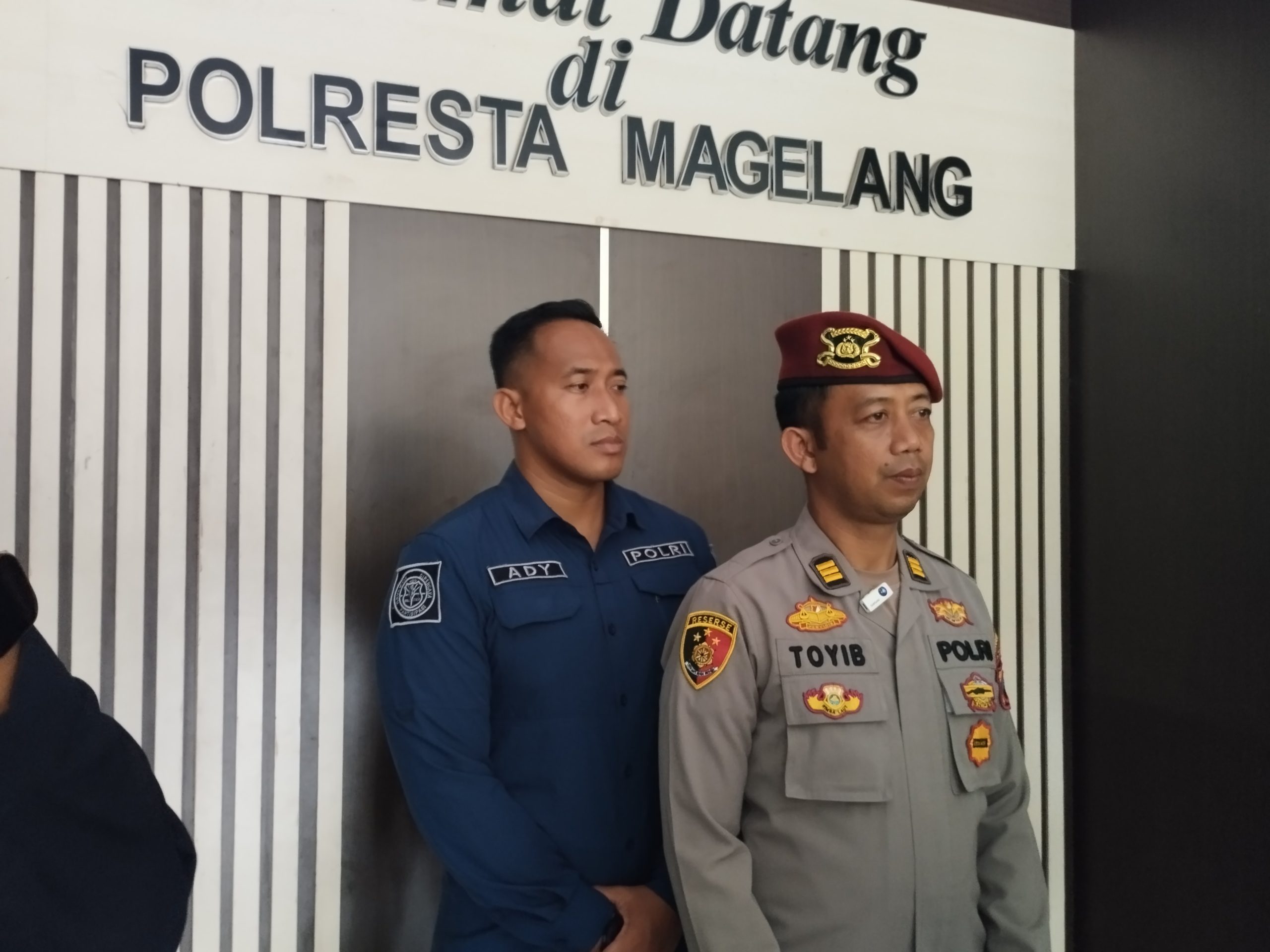 Wakasat Reskrim Polresta Magelang AKP Toyip Riyanto saat diwawancarai awak media terkait kasus penganiayaan di Tempuran, 11/5/2026 (bsn)