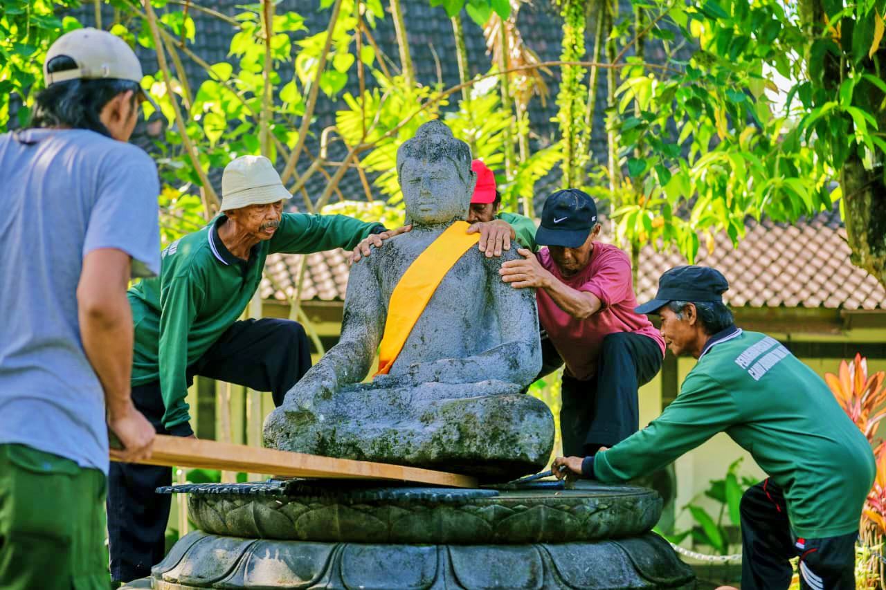 Jelang Hari Raya Waisak, Arca Unfinished Buddha di Candi Borobudur Dipindahkan ke Lokasi Asal d