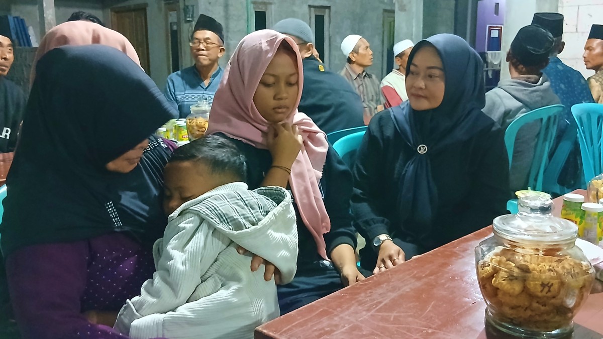 Ketua TP PKK Temanggung, Panca Dewi Saat Beri Dukungan Moral kepada Anak Korban Pembunuhan di Ngadirejo