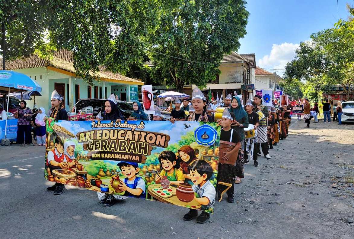 Penampilan Siswa Gen Z SDN Karanganyar Pamerkan gerabah Pada Kirab Adat Budaya Nusantara Dapat Perhatian Masyarakat
