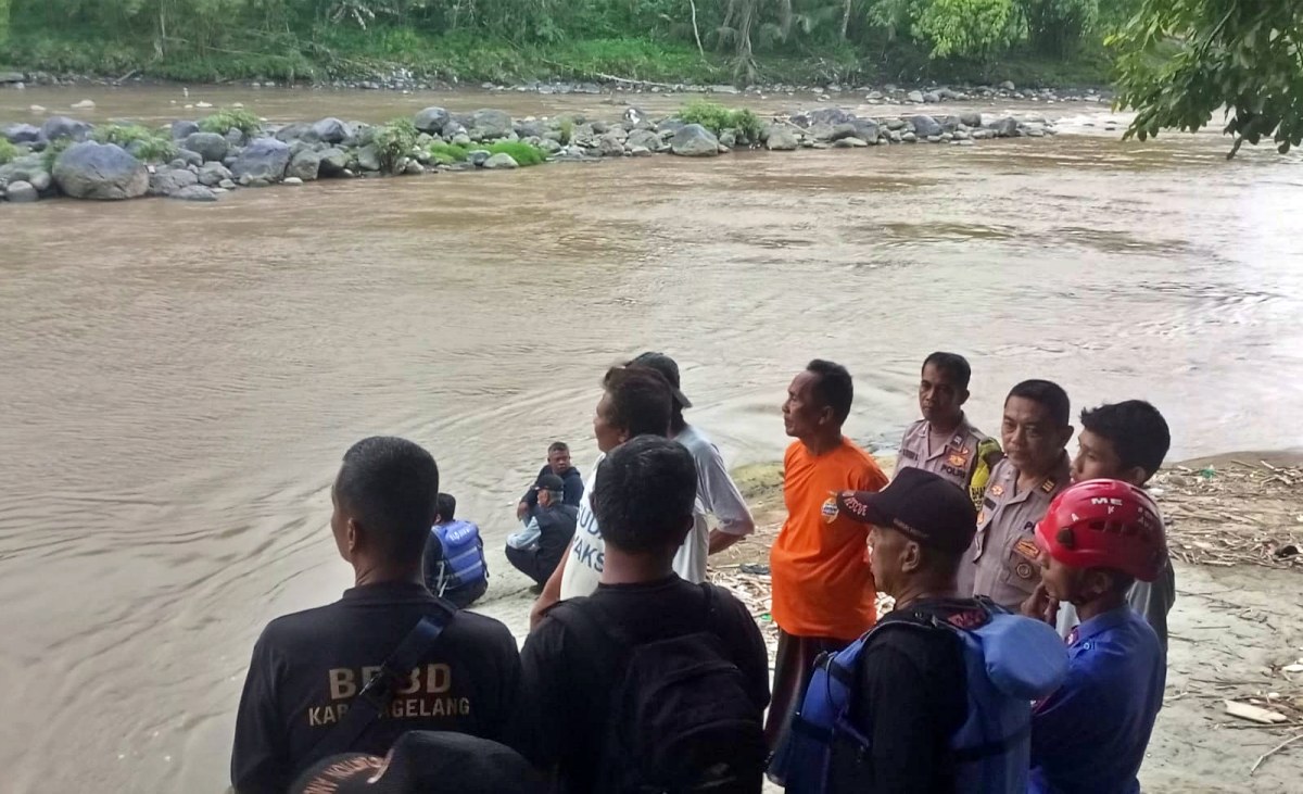 Petugas Gabungan saat melakukan pencarian Pemuda Borobudur Yang Hanyut di Sungai Progo Saat Menjala Ikan