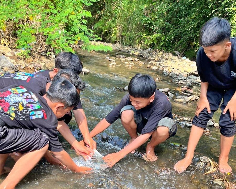 Ratusan Siswa Kelas VI SDN Gelar Tasyakuran Dengan Tanam Pohon dan Tebar Ikan