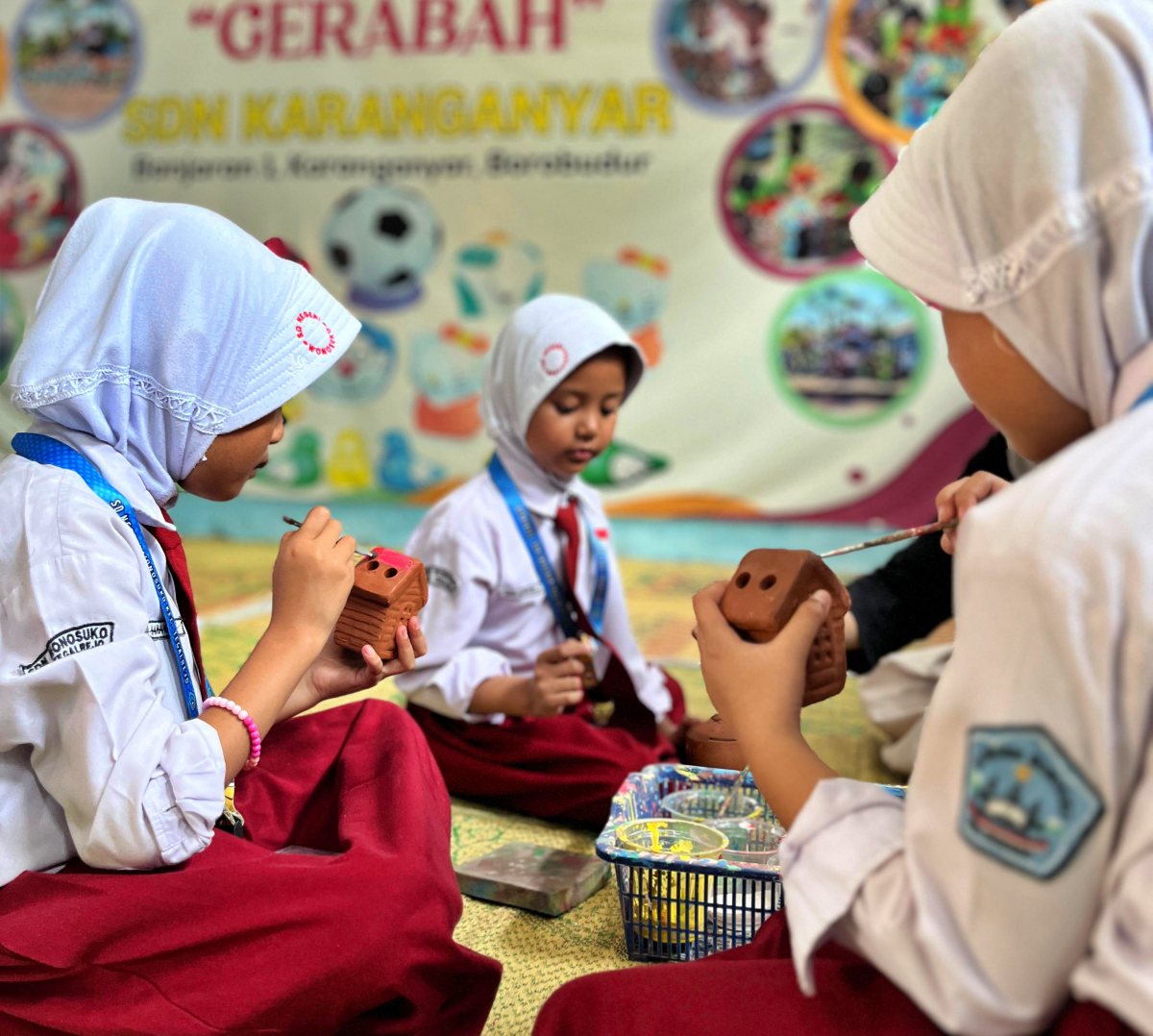 Siswa SDN Wonosuko Lakukan Kunjungan Belajar Membuat Kerajinan Gerabah Tanah Liat