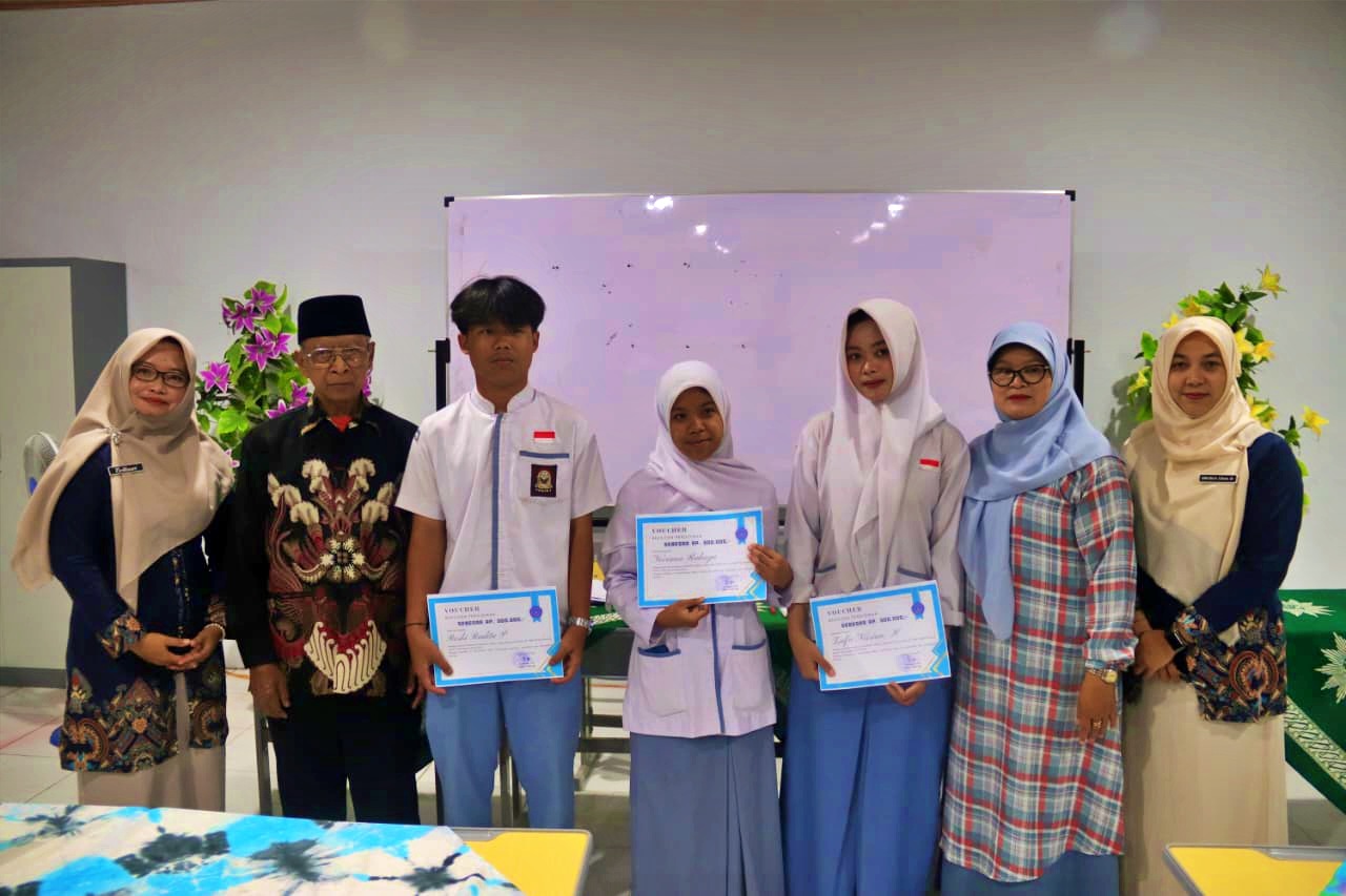 Siswa SMK Muhammadiyah Dukun Rayakan Kelulusan dengan Aksi Bakti Sosial untuk Adik Kelas