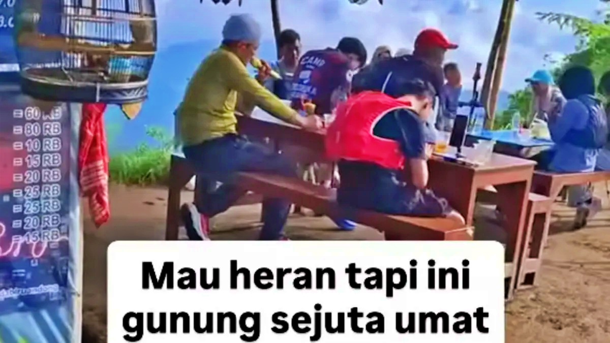 Tangkapan layar video viral Karaoke di Gunung Andong Magelang