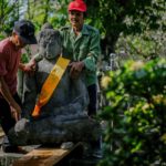 Jelang Hari Raya Waisak, Arca Unfinished Buddha di Candi Borobudur Dipindahkan ke Lokasi Asal d