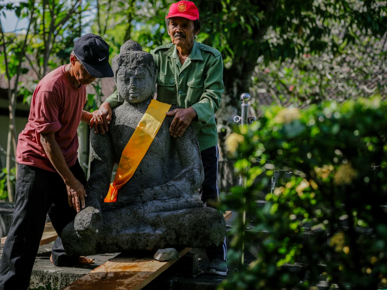 Jelang Hari Raya Waisak, Arca Unfinished Buddha di Candi Borobudur Dipindahkan ke Lokasi Asal d
