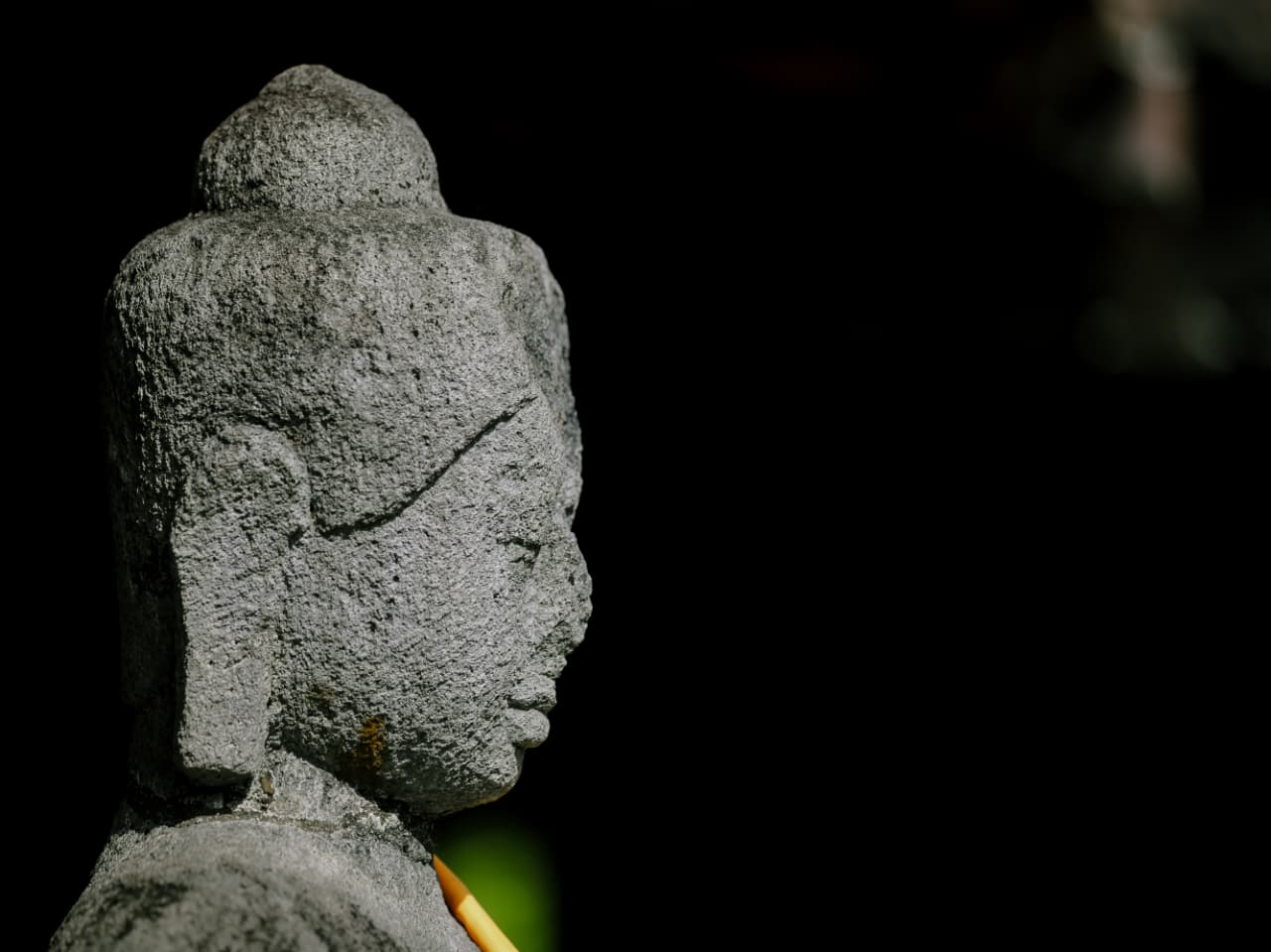 Jelang Hari Raya Waisak, Arca Unfinished Buddha di Candi Borobudur Dipindahkan ke Lokasi Asal d