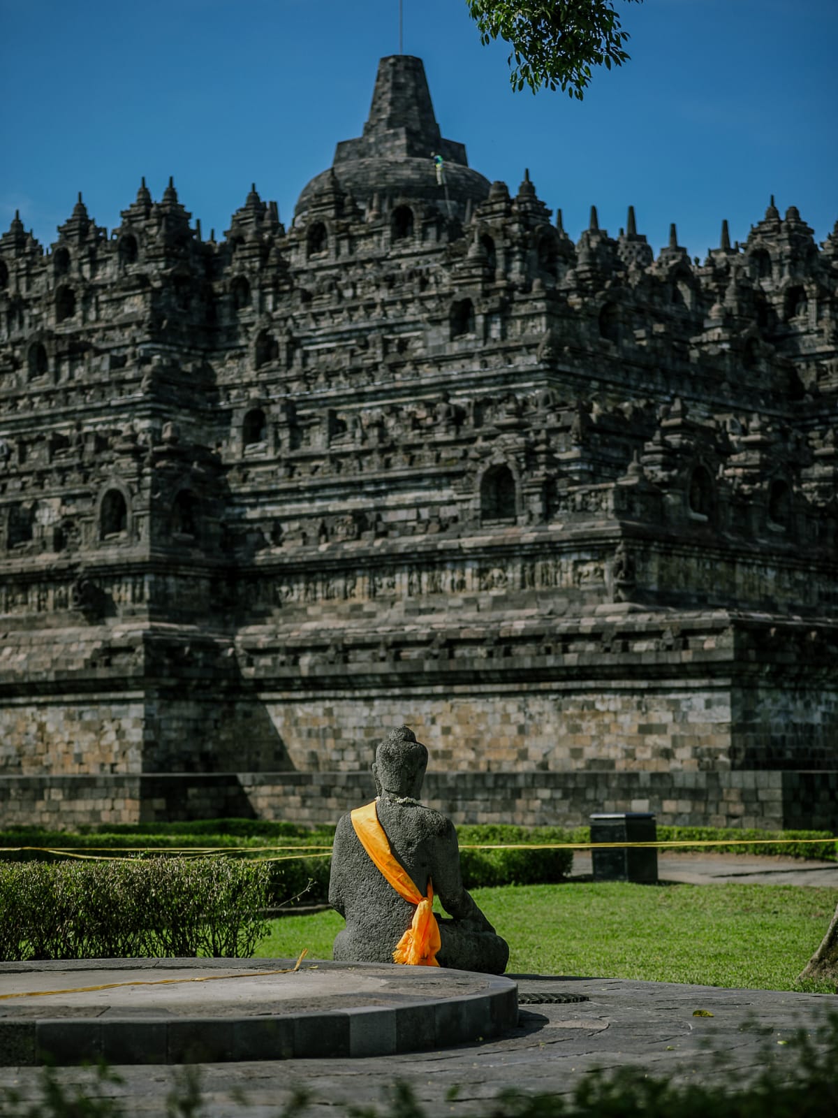 Jelang Hari Raya Waisak, Arca Unfinished Buddha di Candi Borobudur Dipindahkan ke Lokasi Asal d