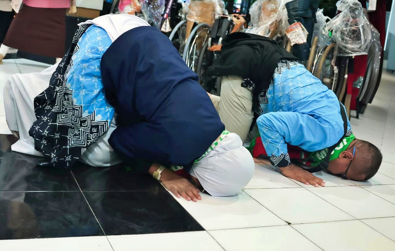 Begitu Turun dari Bus, Pasangan Jemaah Haji Asal Tegal Langsung Sujud Syukur