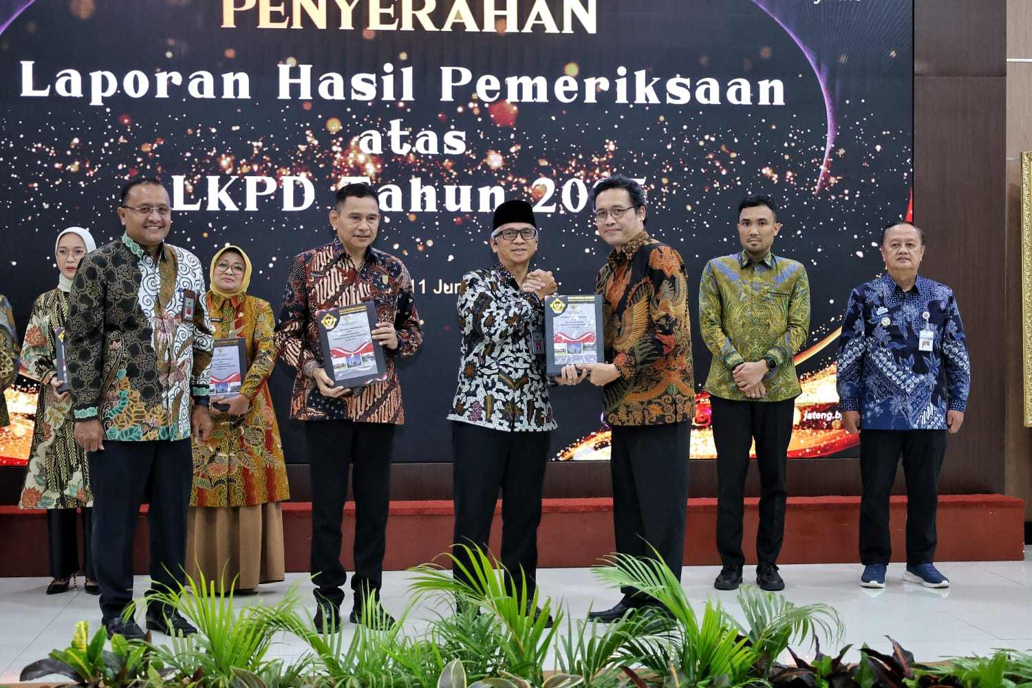Bupati Magelang Grengseng Pamuji didampingi Ketua DPRD Kabupaten Magelang Sakir saat menerima penghargaan Opini WTP dari Kepala BPK RI perwakilan provinsi Jawa Tengah, Ahmad Luthfi H. Rahmatullah