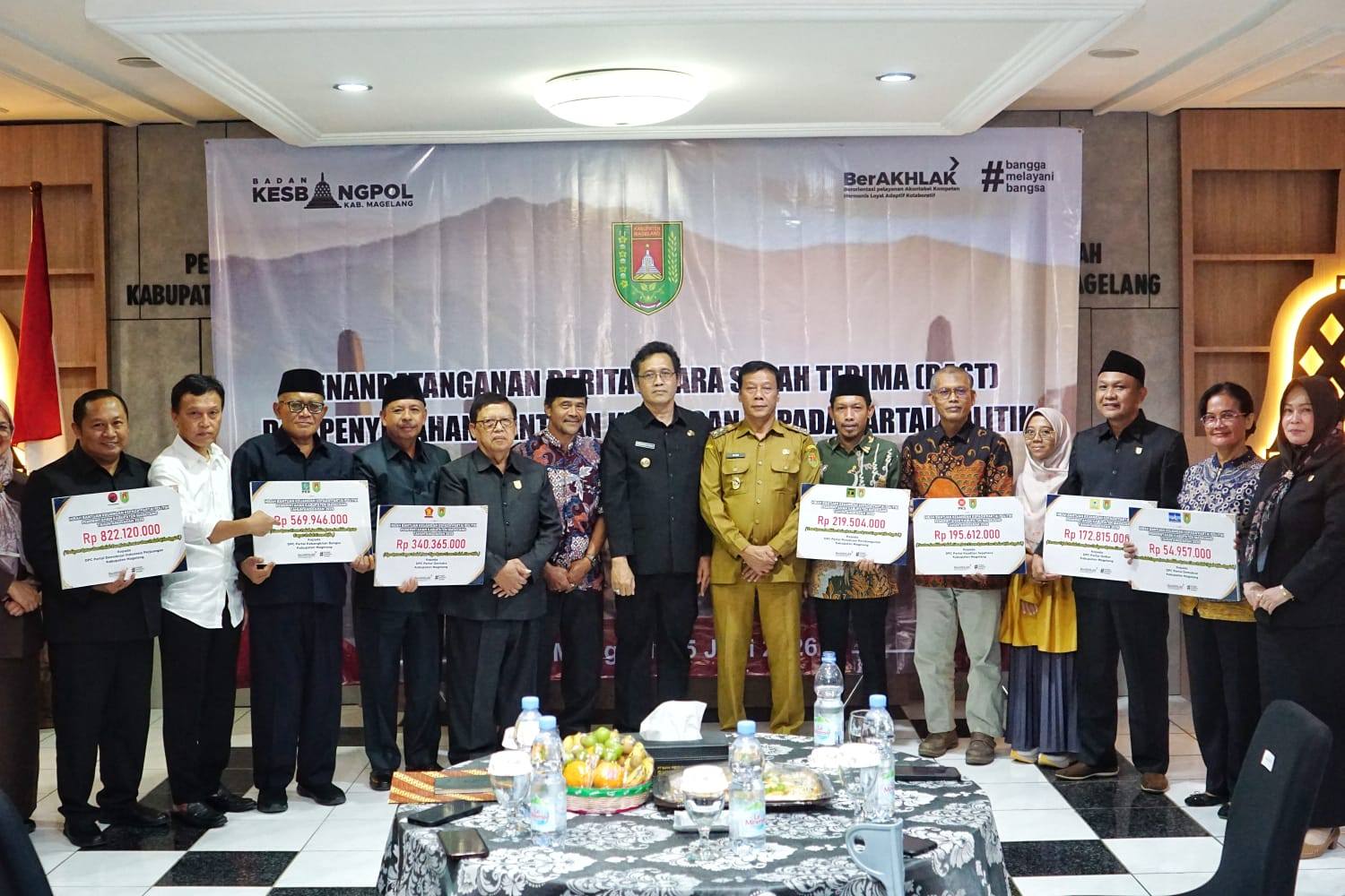 Bupati Magelang Serahkan Bantuan Rp2,37 Miliar ke Parpol,