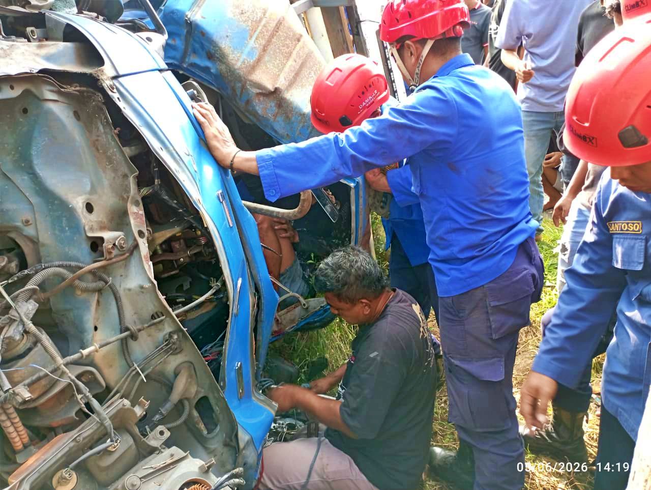 Evakuasi korban kecelakaan truk di Tegalrejo Magelang