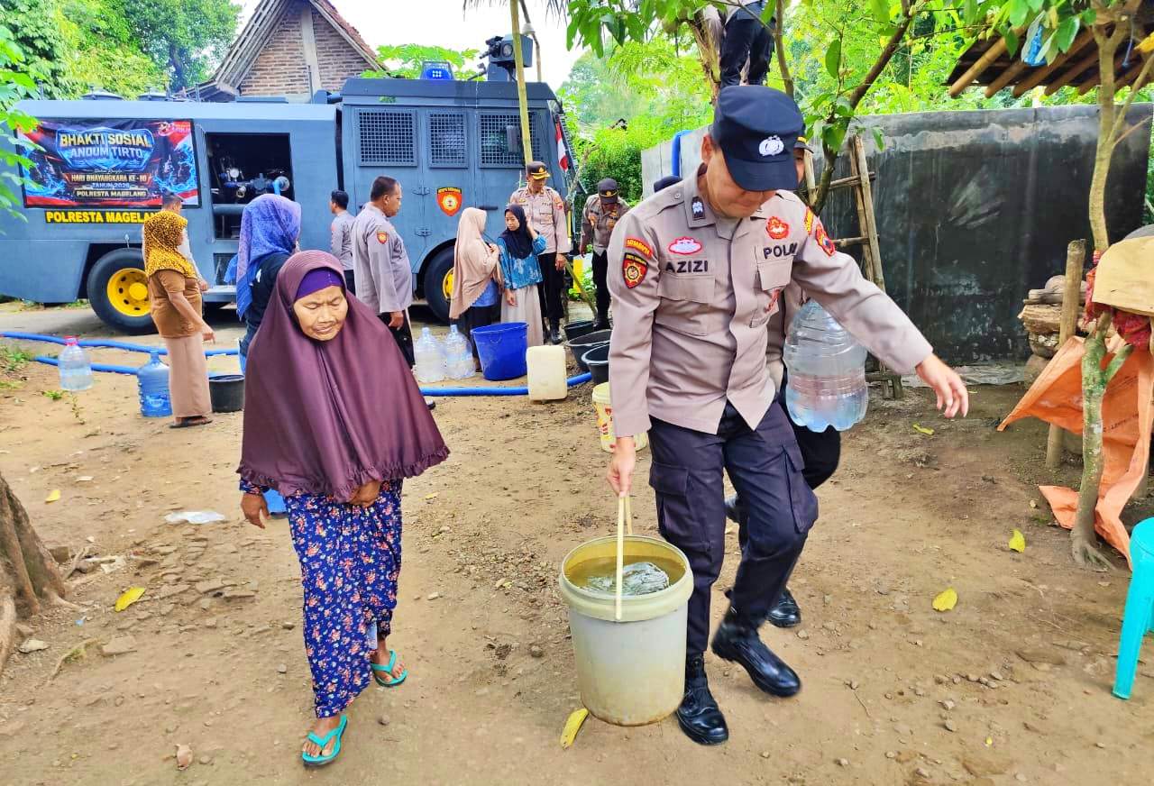 Hari Bhayangkara ke-80, Polresta Magelang Salurkan 6.000 Liter Air Bersih untuk Warga Menoreh Salaman