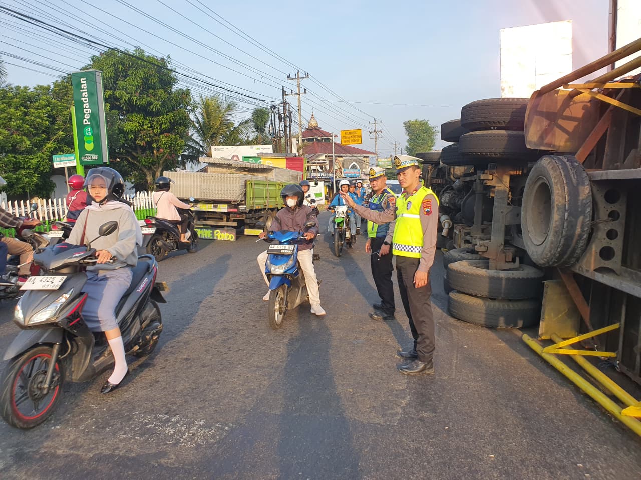Petugas Satlantas Polresta Magelang sedang berada di lokasi kecelakaan truk di simpang Tanjung Mertoyudan Magelang