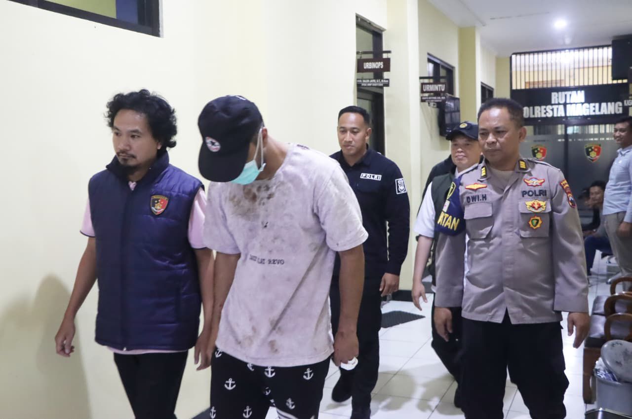 WNA Iran saat digiring Polisi menuju Mobil Imigrasi Wonosobo untuk dipindahkan