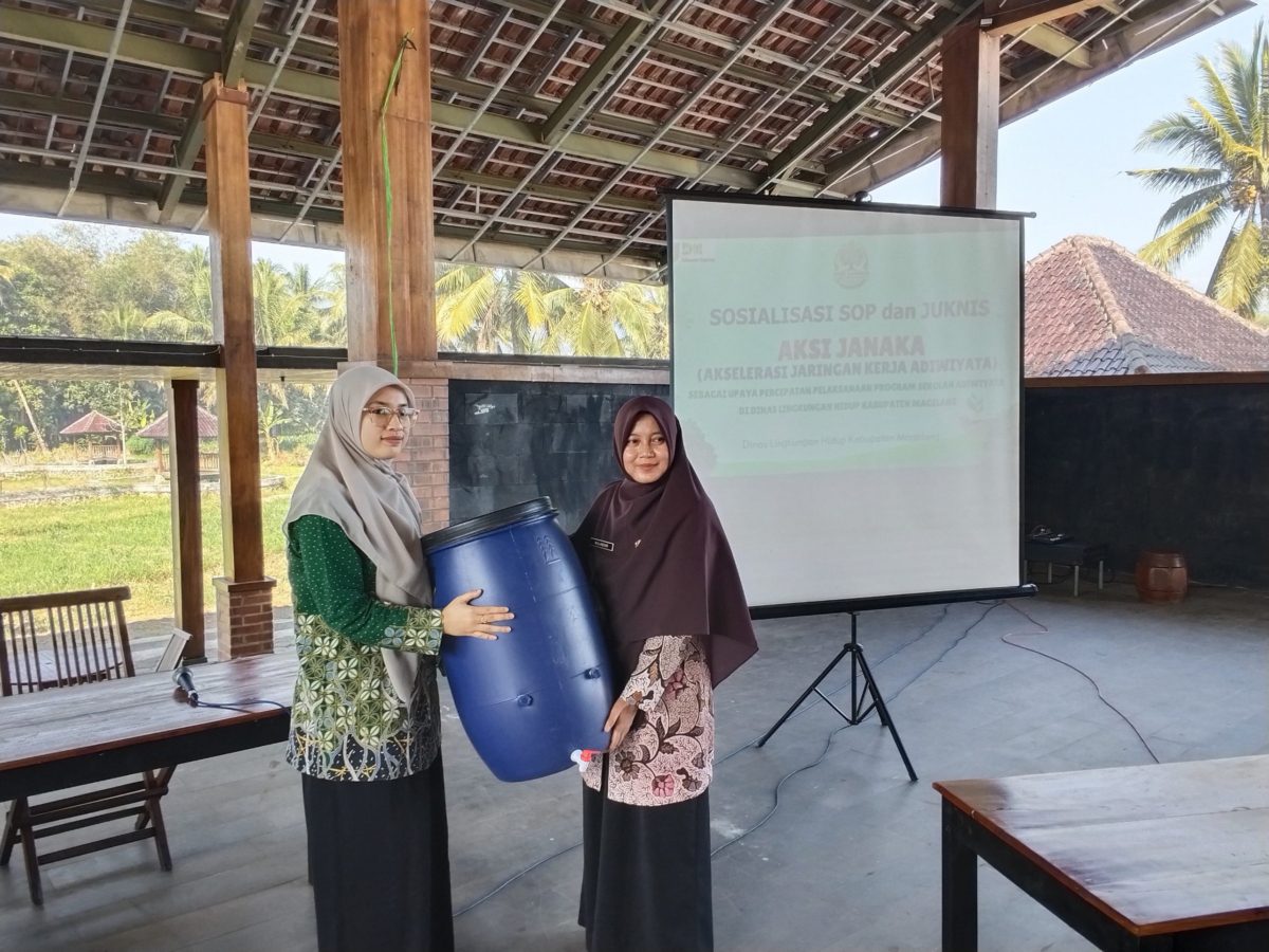Secara simbolis, Kepala Bidang Pengelolaan Sampah dan Peningkatan Kapasitas Lingkungan Hidup (PSPKLH) pada DLH Kabupaten Magelang, Uswatun Wulandari menyerahan komposter kepada peserta. Foto ali subchi