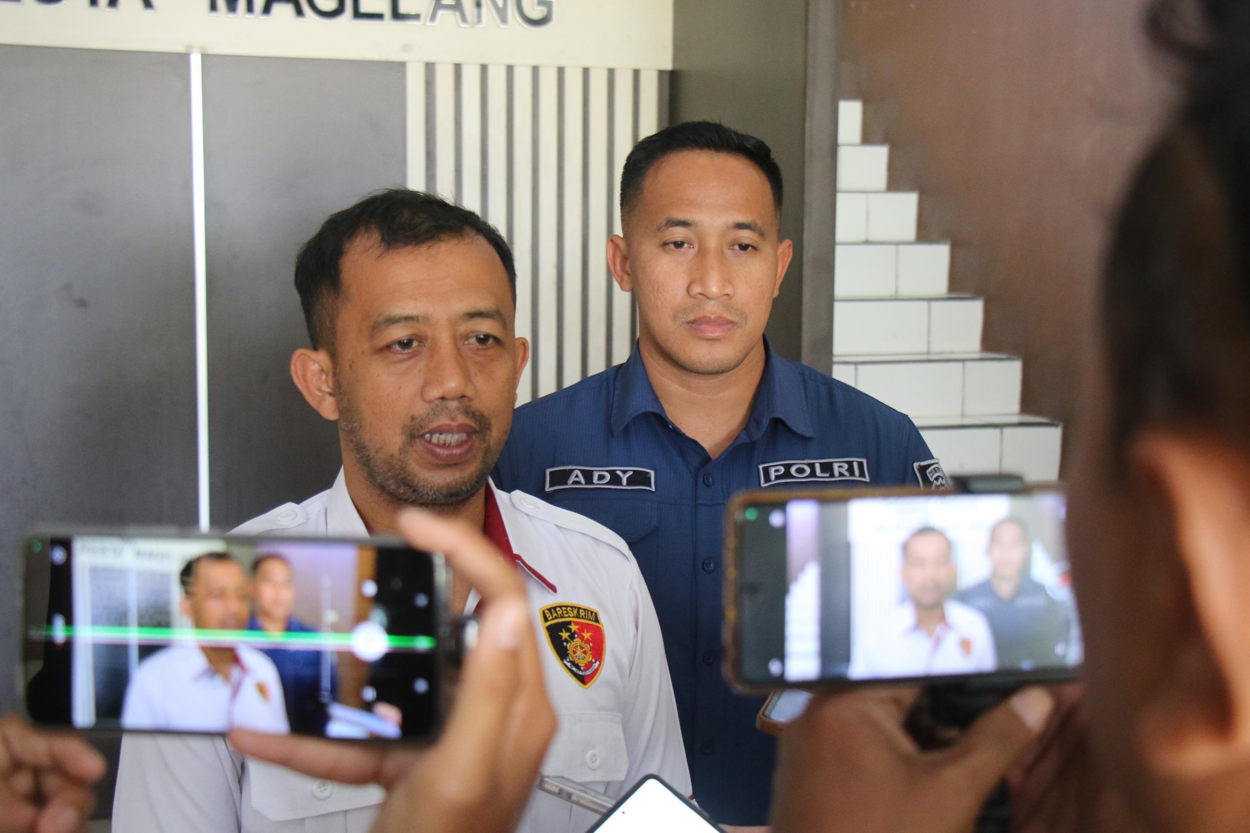 Wakasat Reskrim Polresta Magelang AKP Toyib Riyanto didampingi PS Kasi Humas Polresta Magelang, Ipda Ady Lilik Purbianto saat diwawancarai awak media