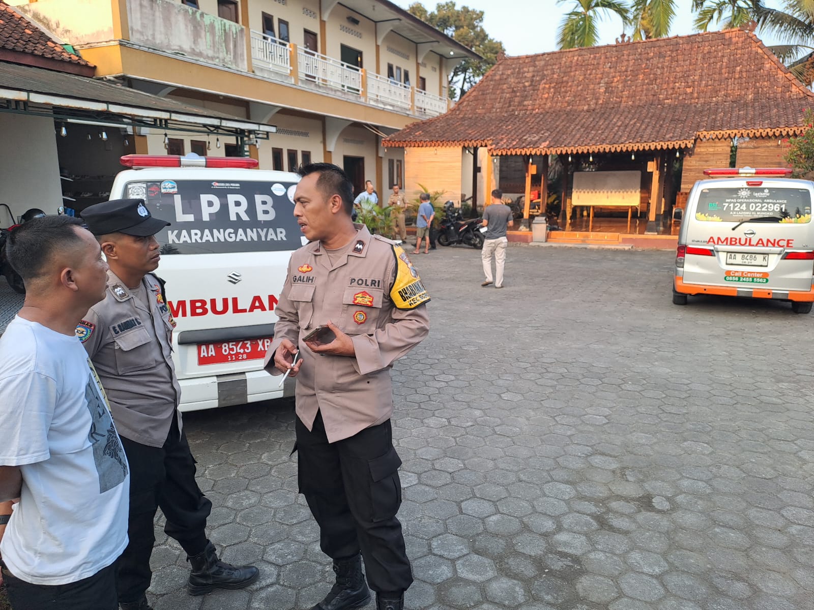 Petugas Kepolisian saat mengecek dugaan Keracunan massal di Panti Asuhan Muhammadiyah Borobudur