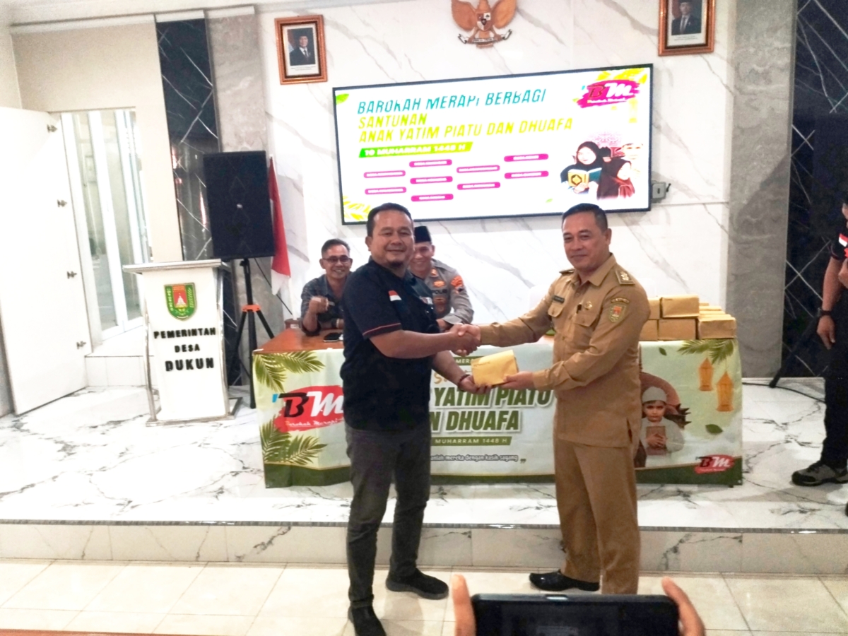 Perwakilan CV Barokah Merapi Menyerahkan Simbolis Santunan Anak Yatim Piatu dan Kaum Dhuafa kepada Kades Ketunggeng