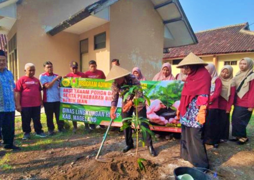 Mantap .. Dukung Aksi Janaka Siswa SMK N Salam Kompak Tanam Pohon dan Bikin Biopori
