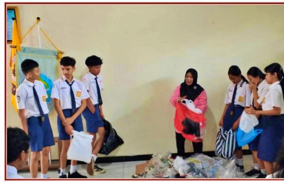 Menuju Sekolah Adiwiyata Murid SMP Pangudi Luhur Srumbung Lakukan Pemilahan Sampah Dukung Aksi Janaka DLH