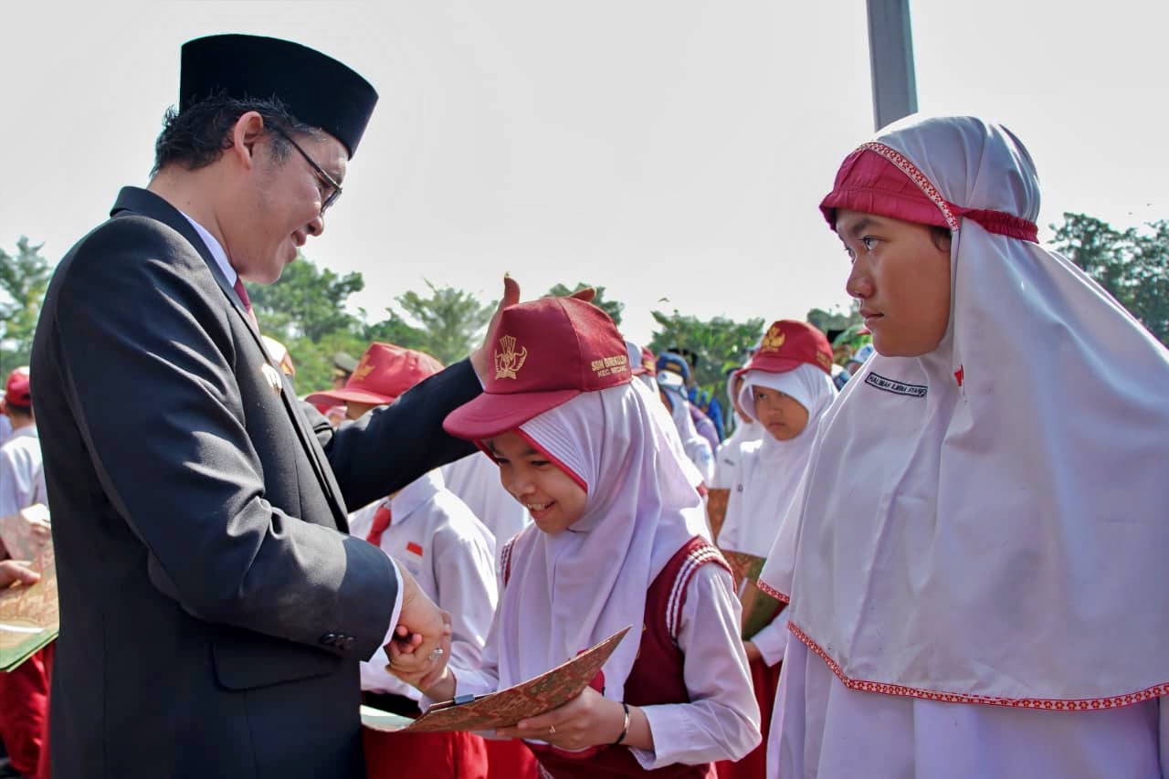 Peringati Hari Lahir Pancasila, Bupati Magelang Serahkan Penghargaan kepada puluhan Pelajar Berprestasi.