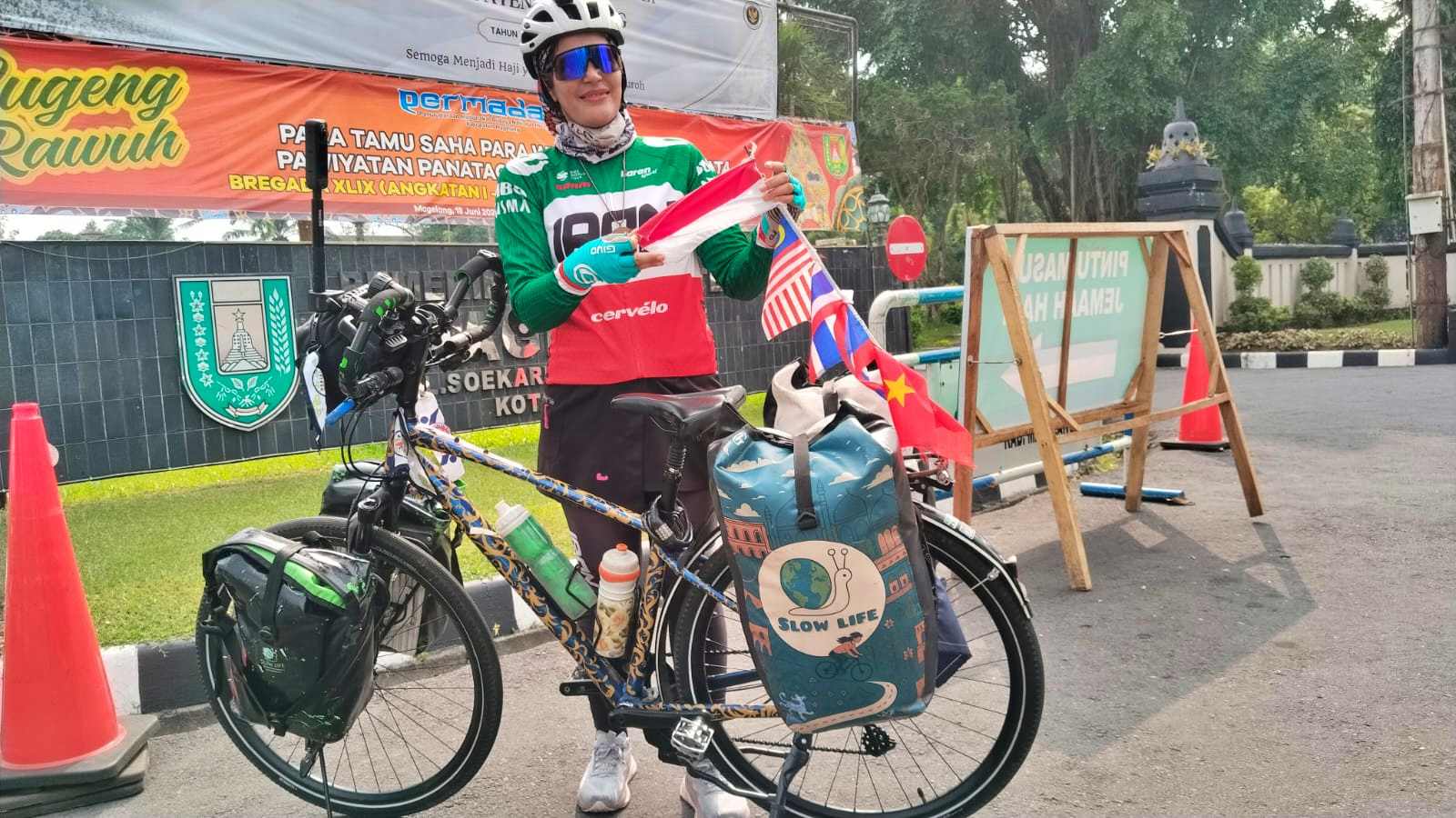 Pesepeda Asal Iran Singgah di Magelang, Borobudur Jadi Tujuan Utama Arezoo Eskandari