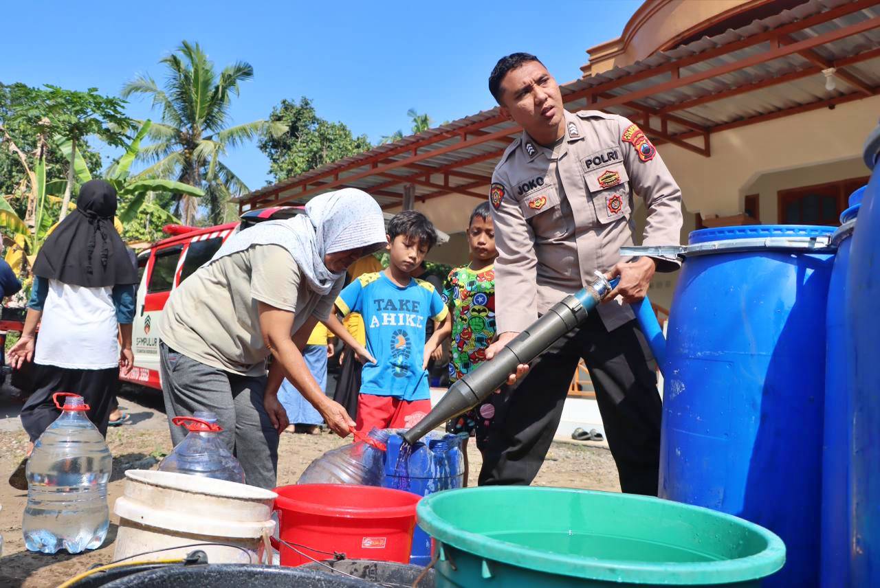 Polresta Magelang Salurkan Bantuan Air Bersih dan Tanam 1.000 Bibit Pohon di Borobudur