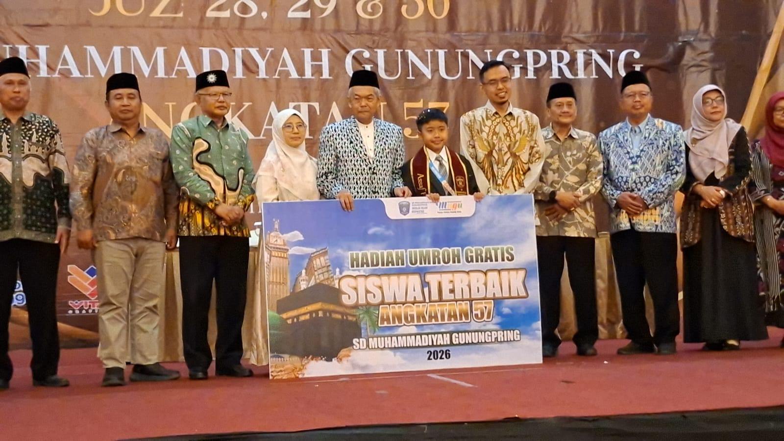 Siswa Berprestasi Dapat Hadiah Umrah