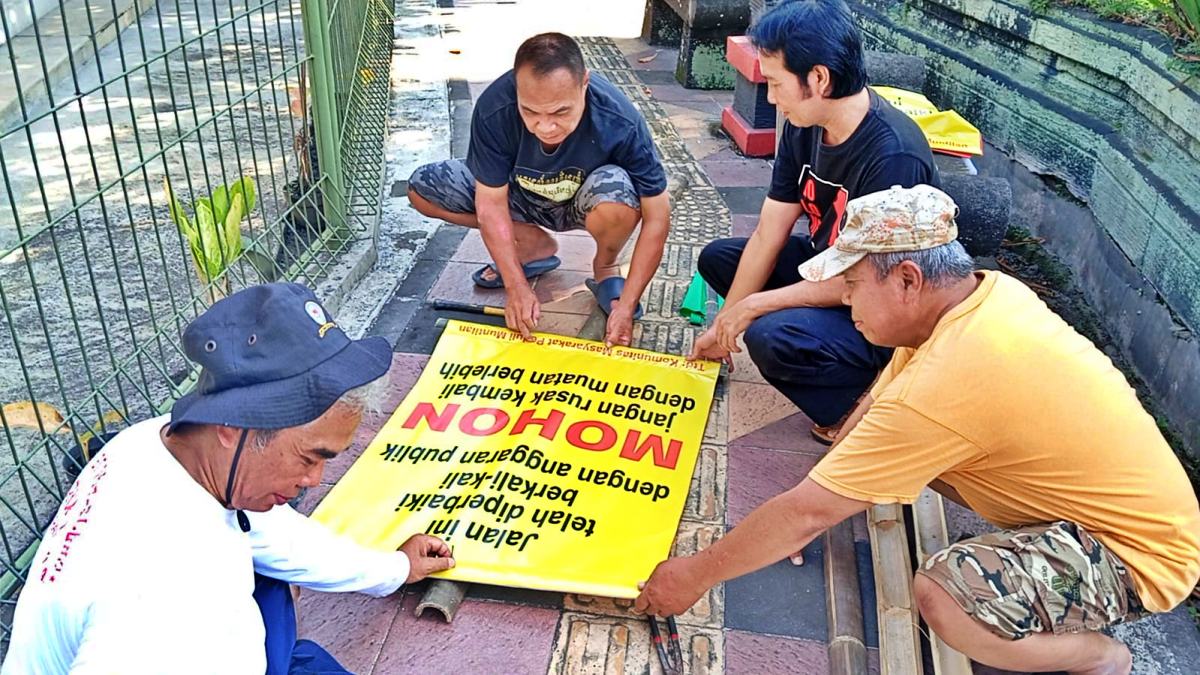 Tak Tahan Jalan Makin Hancur, Warga Muntilan Patungan Pasang Larangan Truk Berat