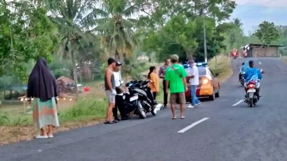 Tangkapan Layar Video Lansia yang Sedang Dorong Gerobak Ditabrak Motor