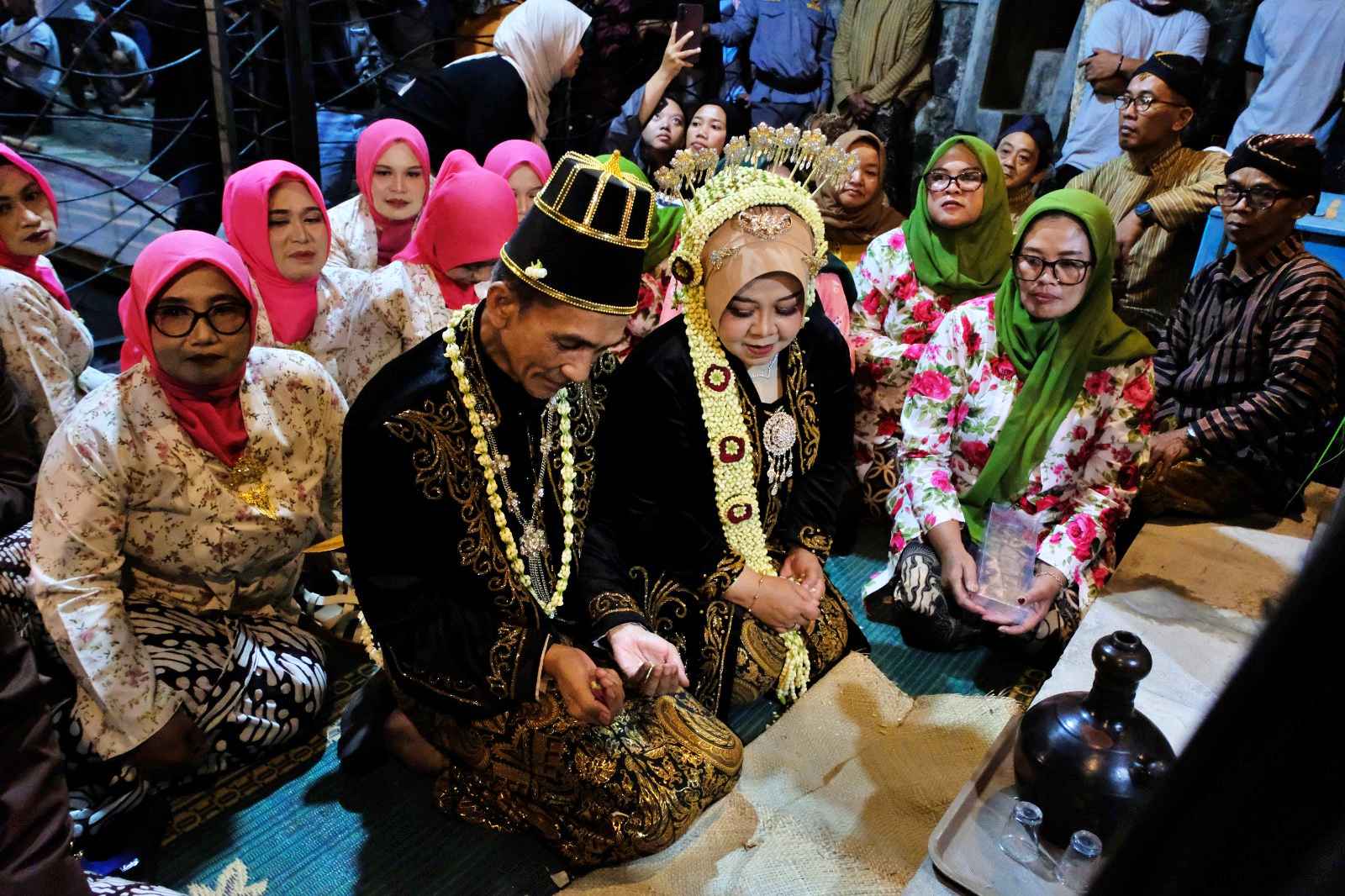 Tradisi Manten Lurah Traji di Temanggung, Ribuan Warga Berebut Gunungan dan Air Berkah Malam 1 Suro