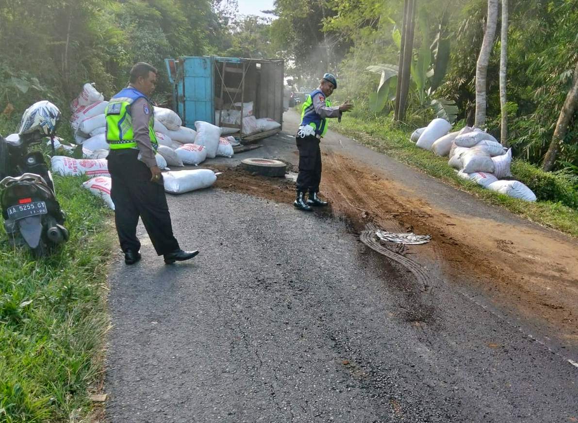 Truk Sarat Muatan Pupuk Gagal Menaklukkan Tanjakan di Magelang, Begini Kronologinya