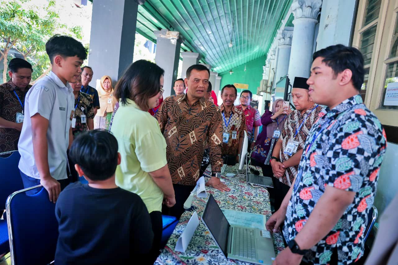 Turun ke Posko dan SMAN 3 Semarang, Ahmad Luthfi Pastikan SPMB Jateng Berjalan Lancar