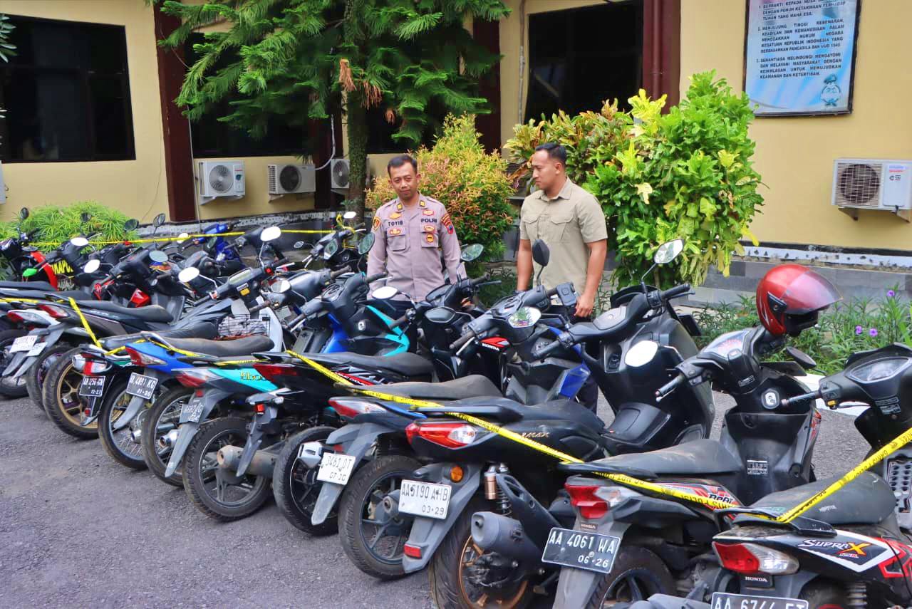 Wakasat Reskrim dan Kasi Humas Polresta Magelang saat menunjukan sejumlah sepeda motor barang bukti hasil penggerebekan judi sabung ayam di Tempuran