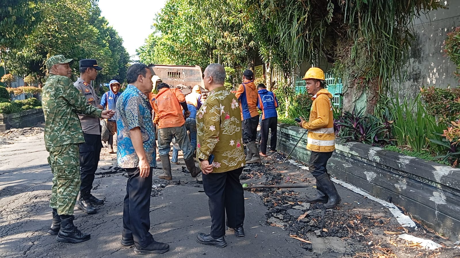 Kerusakan Jalan dr. Sutomo Muntilan Picu Aksi Warga, Truk Bermuatan Berat Jadi Sorotan