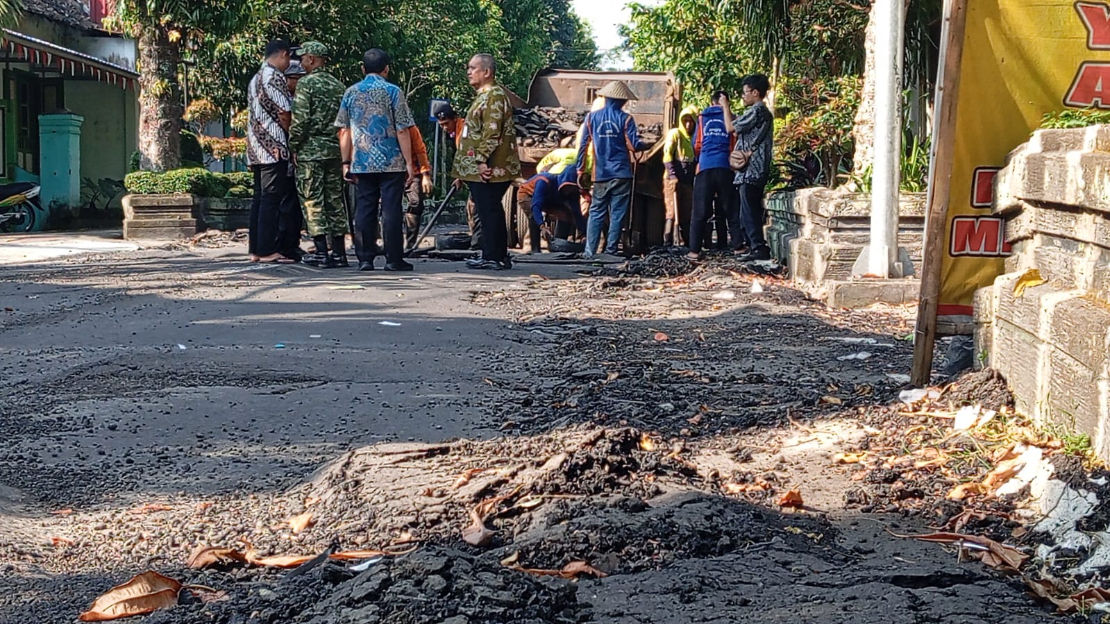 Kerusakan Jalan dr. Sutomo Muntilan Picu Aksi Warga, Truk Bermuatan Berat Jadi Sorotan