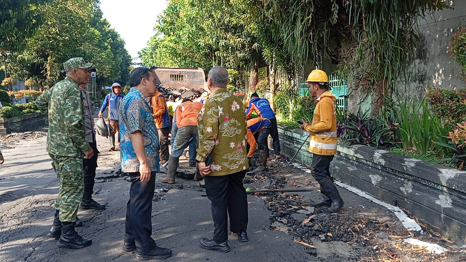 Kerusakan Jalan dr. Sutomo Muntilan Picu Aksi Warga, Truk Bermuatan Berat Jadi Sorotan