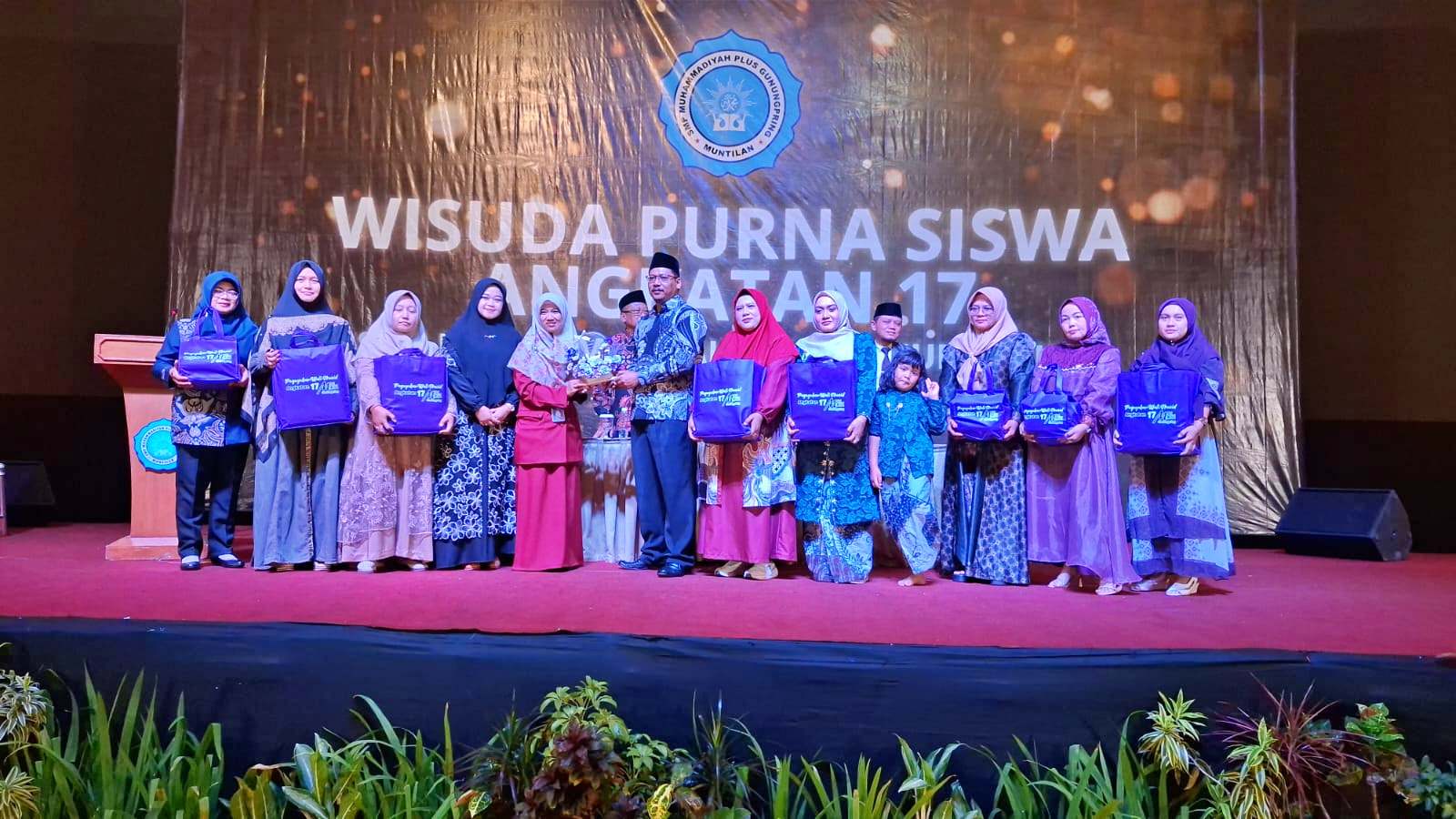 Wisuda SMP Mplus Gunungpring Muntilan istimewa, TKA terbaik se Kabupaten Magelang dan masuk 5 besar nasional sekolah paling berprestasi