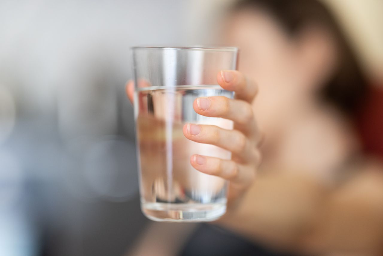 Apa Saja Manfaat Minum Air Hangat untuk Kesehatan?