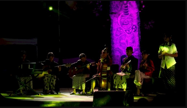 PAKEM TRADISIONAL. Mengenakan busana adat, grup orkes remaja dengan tekun memainkan formasi instrumen dawai akustik lengkap di bawah sorot lampu panggung Bhumi Atsanti. Mereka membawakan struktur dan teknik keroncong yang baik setelah melewati gemblengan para mentor senior. Foto henrybalzano