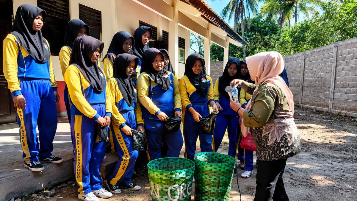 Aksi Janaka Penguat Pendidikan Lingkungan Bagi Murid SMP N 2 Borobudur, ubah sampah jadi kompos