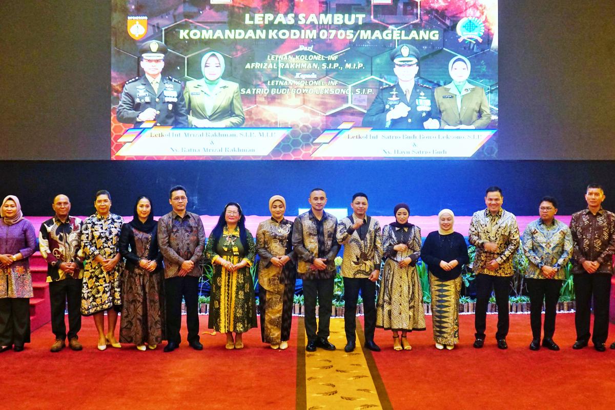 Bupati Magelang Grengseng Pamuji didampingi Wakil Bupati Magelang Sahid beserta istri saat menghadiri acara pisah sambut Dandim 0705 Magelang.