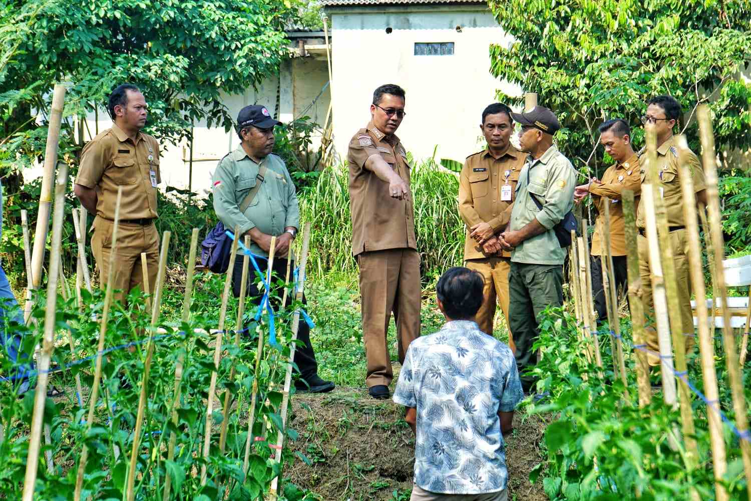 Bupati Magelang Grengseng Pamuji saat meninjau sekaligus saresehan bersama para petani di BPP Tegalrejo