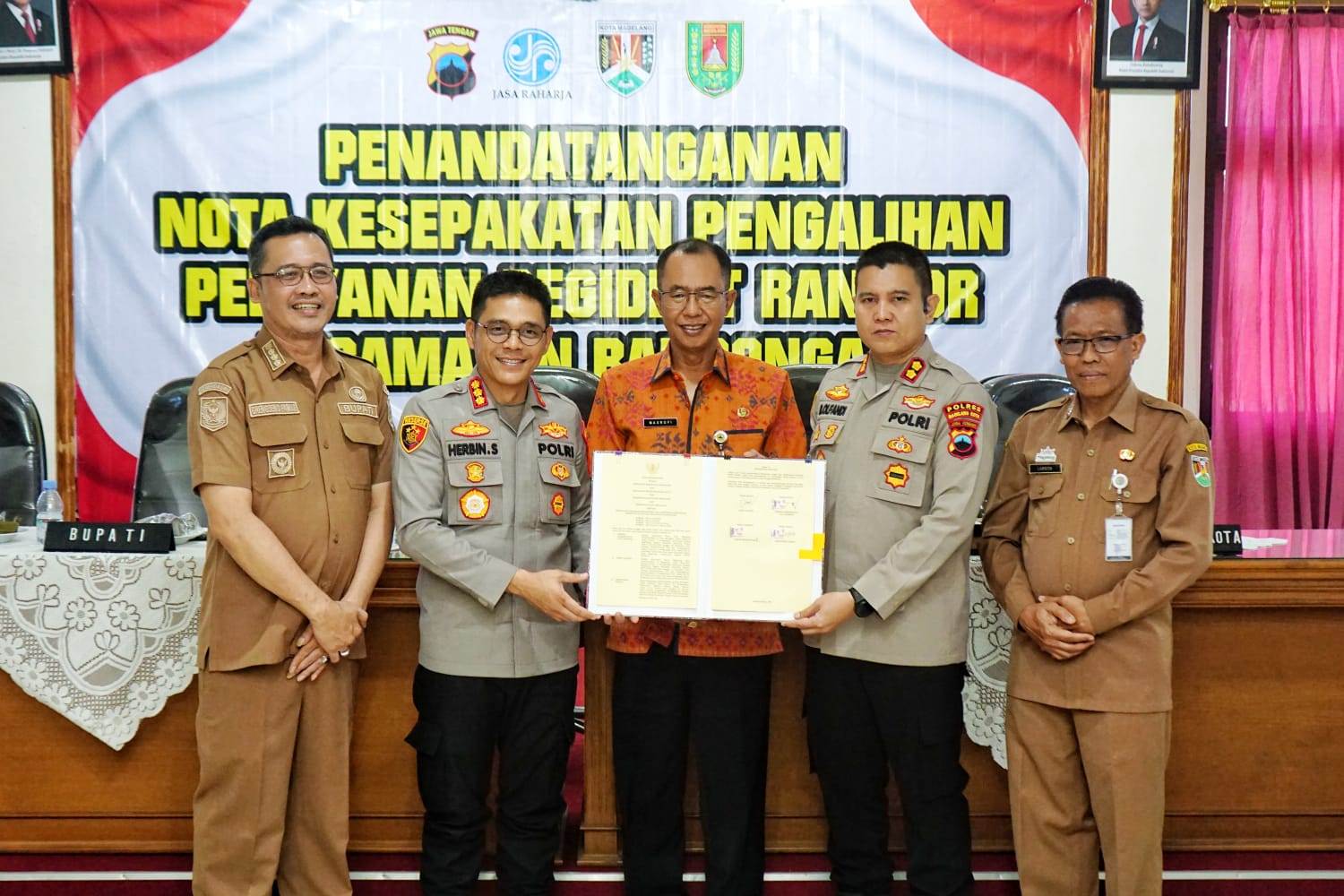 Bupati Magelang Tanda Tangani Nota Kesepakatan Pengalihan Pelayanan Regident Di Kecamatan Bandongan