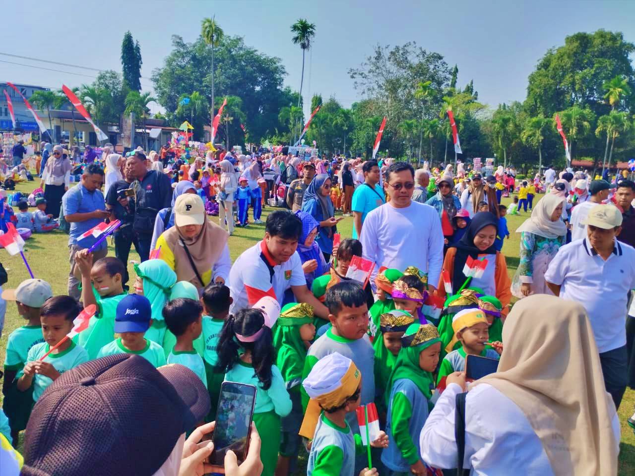 Bupati Magelang dikerumuni anak anak paud di hari Anak Nasional